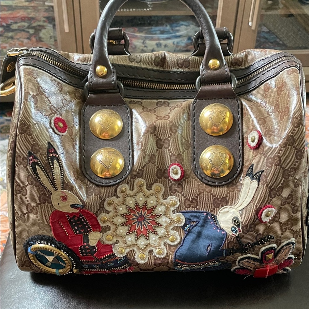 GUCCI VINTAGE Babouska limited edition
Gucci Bag is made from signatureGG